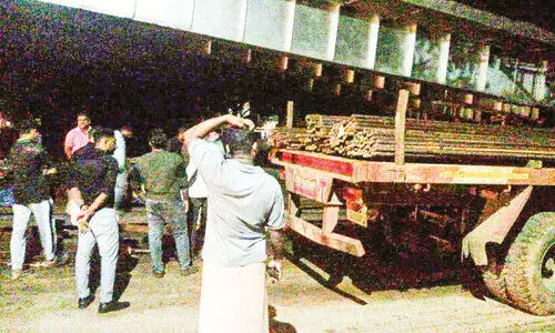 താ​നൂ​ർ റെ​യി​ൽ​വേ മേ​ൽ​പാ​ലം നി​ർ​മാ​ണ സാ​മ​ഗ്രി​ക​ൾ മാ​റ്റാ​ൻ ശ്ര​മ​മെ​ന്ന്; വാ​ഹ​നം ത​ട​ഞ്ഞ് നാ​ട്ടു​കാ​ർ