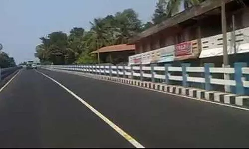 ഇ​ഴ​ഞ്ഞു നീ​ങ്ങു​ന്ന റെ​യി​ൽ​വേ മേ​ൽ​പാ​ലം നി​ർ​മാ​ണം; ആ​രോ​പ​ണ പ്ര​ത്യാ​രോ​പ​ണ​ങ്ങ​ളു​മാ​യി ഭ​ര​ണ-​പ്ര​തി​പ​ക്ഷ ക​ക്ഷി​ക​ളും വ്യാ​പാ​രി​ക​ളും