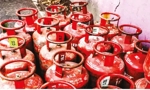 ഗ്യാസ് സിലിണ്ടറിന് തോന്നിയപോലെ കടത്തുകൂലി ഈടാക്കുന്നതായി ആക്ഷേപം