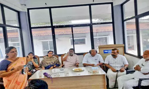 എം.​എ​ൽ.​എ​മാ​രു​ടെ നേ​തൃ​ത്വ​ത്തി​ൽ ചേ​ർ​ന്ന യോ​ഗം