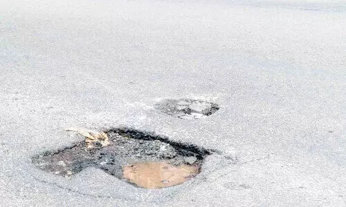 അപകട ഭീഷണിയായി റോഡിലെ കുഴികൾ ഗവ. ആശുപത്രിക്ക് മുന്നിലെ കുഴിയില് ചാടി ഇരുചക്ര വാഹനങ്ങള് മറിയുന്നു അപകട ഭീഷണിയായി റോഡിലെ കുഴികൾ ഗവ. ആശുപത്രിക്ക് മുന്നിലെ കുഴിയില് ചാടി ഇരുചക്ര വാഹനങ്ങള് മറിയുന്നു