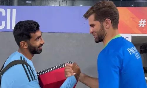 ഇത് പുതിയ രാജകുമാരന്...; ബുംറക്ക് സമ്മാനപൊതി കൈമാറി ഷഹീൻ അഫ്രീദി; വിഡിയോ ഏറ്റെടുത്ത് ആരാധകർ