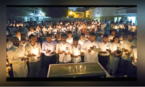 വി​ട​പ​റ​ഞ്ഞ​വ​ർ​ക്ക് അ​ശ്രു​പു​ഷ്പ​ങ്ങ​ൾ അ​ർ​പ്പി​ച്ച് അ​ൽ​ഹി​ലാ​ൽ കു​ടും​ബം