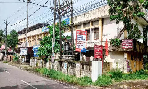 വൈക്കം നഗരസഭ ഷോപ്പിങ്​ കോംപ്ലക്സ്​ തകർച്ചയിൽ; ഓഫിസ് മാറ്റം അനിശ്ചിതത്വത്തിൽ