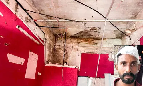 നഗരസഭ ​കെട്ടിടത്തിൽ വീണ്ടും   കോൺക്രീറ്റ്​ അടർന്നുവീണു  ഒരാൾക്ക്​ പരിക്ക്