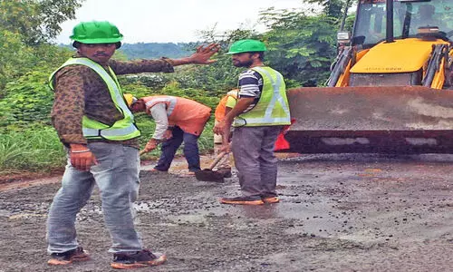 മന്ത്രി വരുന്നതിന് മുന്നോടിയായി റോഡിൽ കുഴിയടക്കൽ