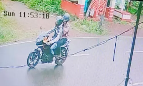 വെള്ളം ചോദിച്ചെത്തിയ സംഘം വീട്ടമ്മയുടെ സ്വർണമാല കവർന്നു; ദൃശ്യം കാമറയിൽ