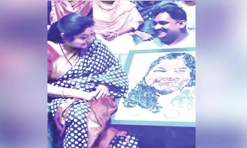 വ​ള​പ്പൊ​ട്ടി​ൽ ചി​ത്ര; ചി​ത്രം സ​മ്മാ​നി​ച്ച് റ​ഹീം