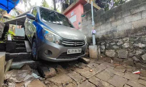 ഗൂഗ്​ൾ മാപ് നോക്കി വർക്കല ബീച്ചിലേക്ക് പോയ കാർ പടിക്കെട്ടിൽ അപകടത്തിൽപെട്ടു