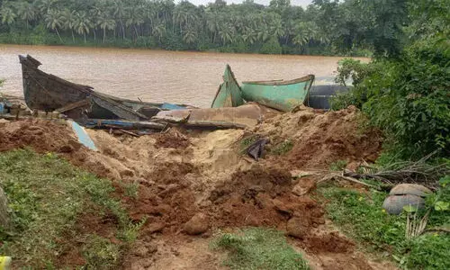 ഷിറിയയിൽ എട്ട് കടവുകളും ആറ് തോണികളും പൊലീസ് നശിപ്പിച്ചു