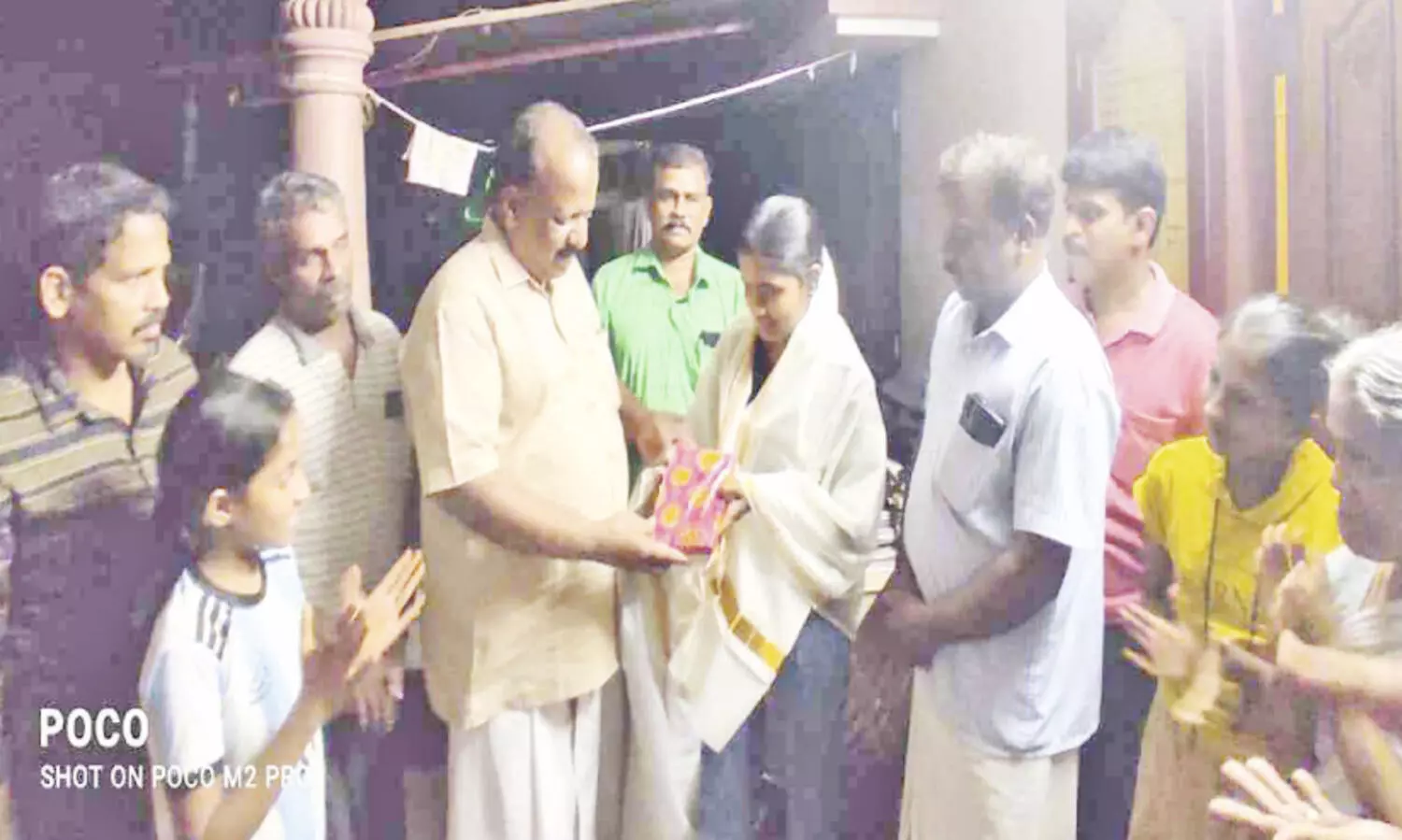 വി​ദ്യാ​ർ​ഥി​നി​യു​ടെ സ​ത്യ​സ​ന്ധ​ത​ക്ക് പ​ത്ത​രമാ​റ്റ്