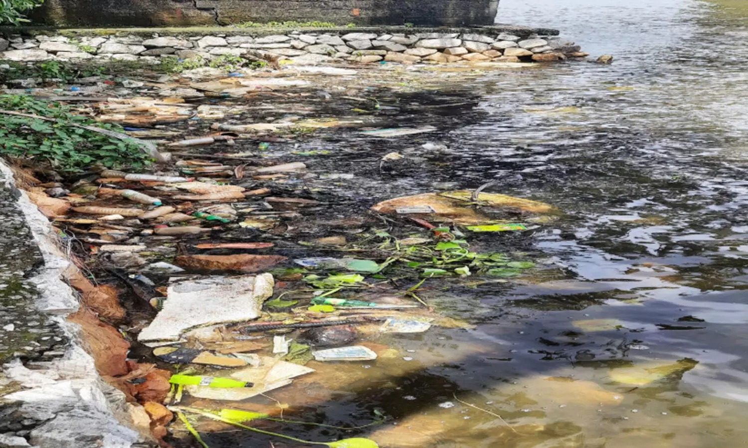 മ​ത്സ്യ​ത്തൊ​ഴി​ലാ​ളി​ക​ൾ​ക്ക് ഭീ​ഷ​ണി​യാ​യി കാ​യ​ലി​ലെ മാ​ലി​ന്യം