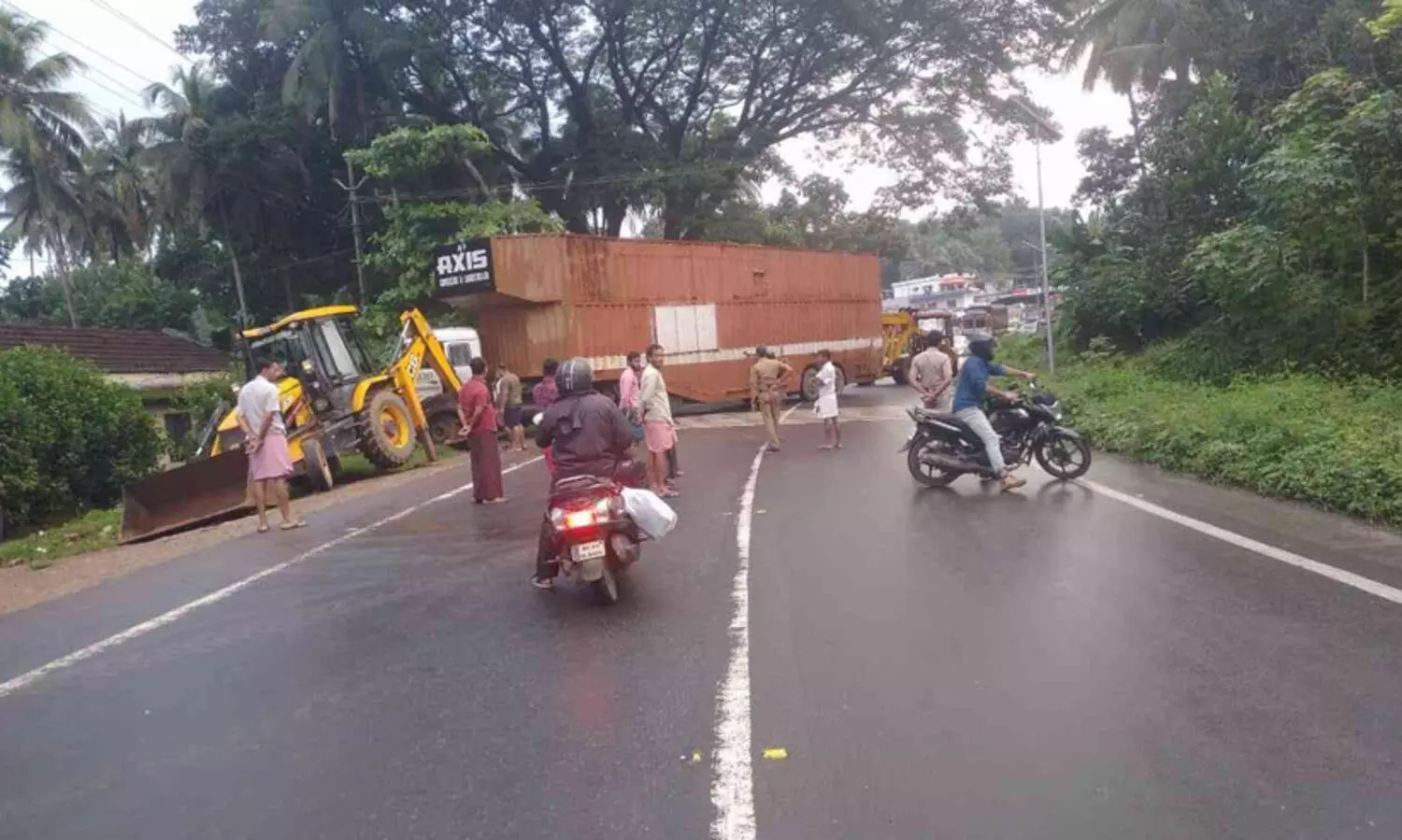 കണ്ടയ്നർ ലോറി ദേശീയപാതയോരത്തെ വീട്ടിലേക്ക് ഇടിച്ചുകയറി; വീട്ടുകാർ അത്ഭുതകരമായി രക്ഷപ്പെട്ടു