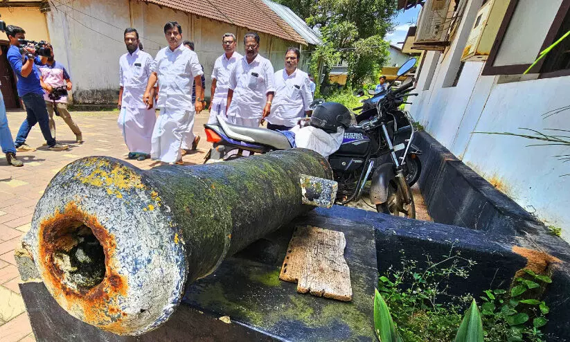 പോർട്ട് ബംഗ്ലാവ് പാട്ടത്തിന്: പ്രതിഷേധവുമായി കോൺഗ്രസ്