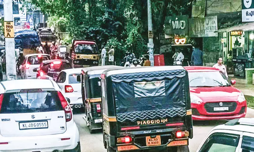 റെയിൽവേ ഗേറ്റിലെ കുഴിയിൽ വീണ് മിനിലോറി തകരാറിലായി