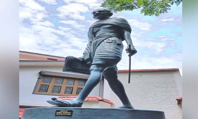 ഗാന്ധിപ്രതിമയിൽ വടി വെച്ചുകൊടുത്തതാര്?