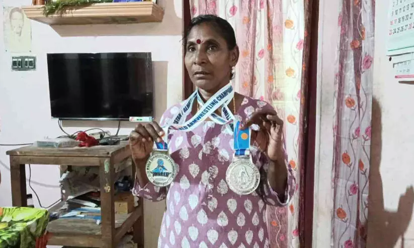 പഞ്ചഗുസ്തിയിൽ വെള്ളിക്കിലുക്കവുമായി മണിക്കടവിന്റെ ത്രേസ്യാമ്മ ടീച്ചർ