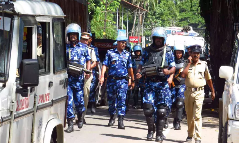 അ​ഴി​യൂ​രി​ൽ സി.​ആ​ർ.​പി.​എ​ഫ് പ​ട്രോ​ളി​ങ്