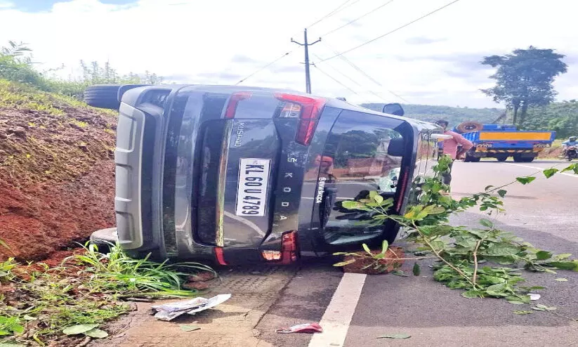 ചോറൂണിന് പോയ കുടുംബം സഞ്ചരിച്ച കാർ അപകടത്തിൽപെട്ടു; ആറു പേർക്ക് പരിക്ക്