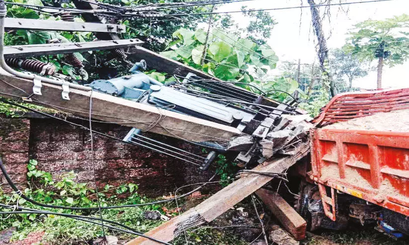 മ​ണ​ൽ ലോ​റി വൈ​ദ്യു​തി തൂ​ണും   ട്രാ​ൻ​സ്ഫോ​ർ​മ​റും ഇ​ടി​ച്ചു​ത​ക​ർ​ത്തു