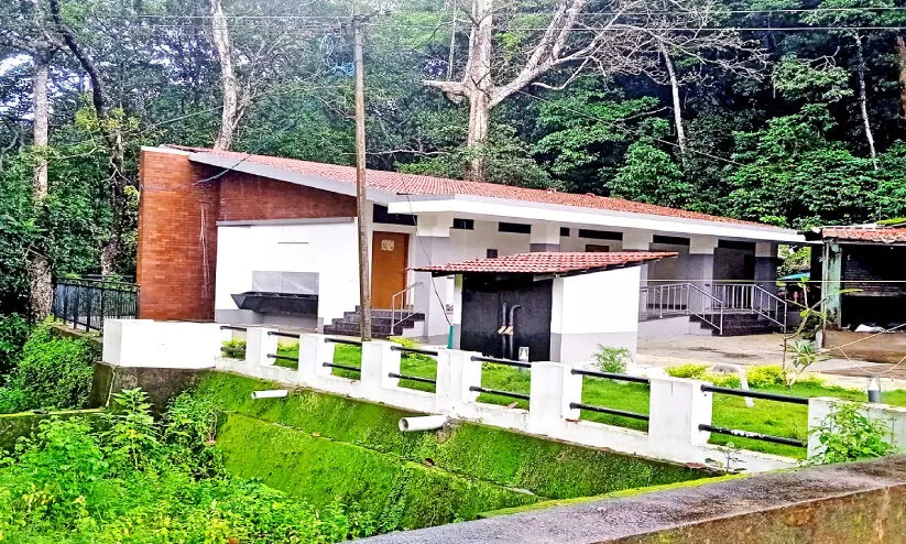 പൂക്കോട് കോടികൾ മുടക്കി നിർമിച്ച ശൗചാലയം തുറന്നു; പിന്നെ അടച്ചു പൂക്കോട് കോടികൾ മുടക്കി നിർമിച്ച ശൗചാലയം തുറന്നു; പിന്നെ അടച്ചു