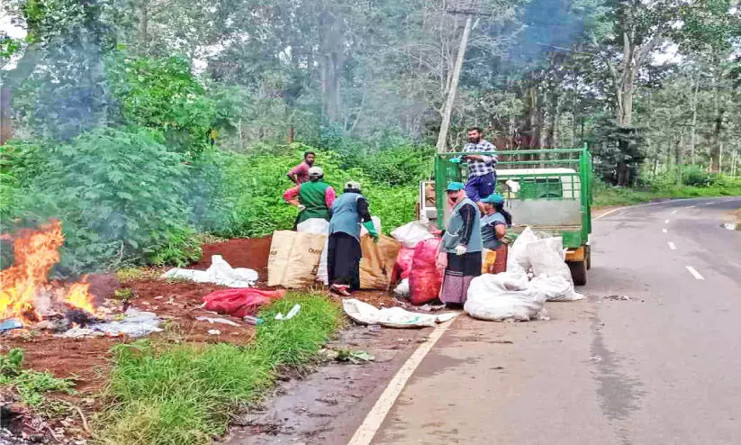 മാലിന്യം റോഡരികിൽ കത്തിക്കുന്നതായി പരാതി