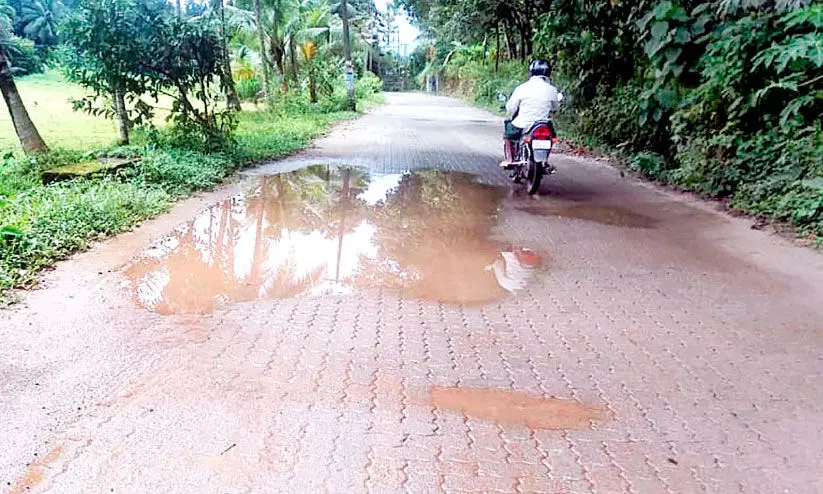 നാട്ടുകാർക്ക്​ ദുരിതമായി   ടൈൽ വിരിക്കൽ