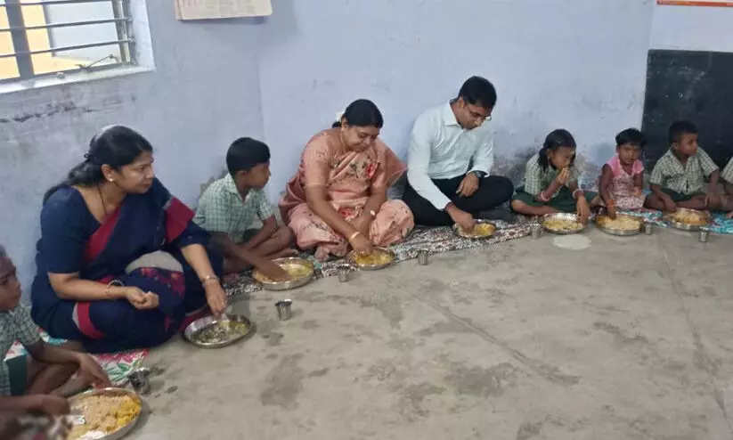 ദലിത് യുവതി പാചകം ചെയ്ത ഭക്ഷണം കഴിക്കാൻ വിസമ്മതിച്ച് വിദ്യാർഥികൾ; ഒപ്പമിരുന്ന് കഴിച്ച് കനിമൊഴി എം.പിയടക്കമുള്ളവർ ദലിത് യുവതി പാചകം ചെയ്ത ഭക്ഷണം കഴിക്കാൻ വിസമ്മതിച്ച് വിദ്യാർഥികൾ; ഒപ്പമിരുന്ന് കഴിച്ച് കനിമൊഴി എം.പിയടക്കമുള്ളവർ