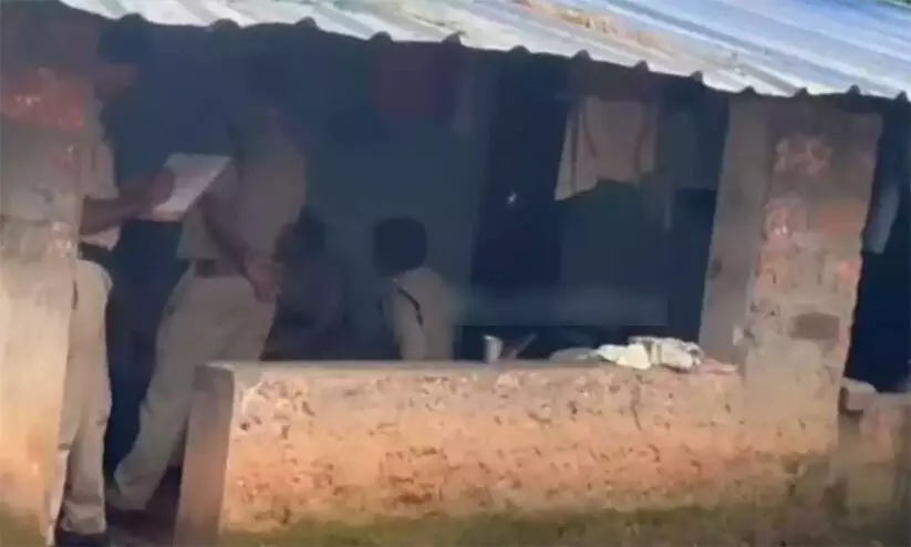 പിഞ്ചുകുഞ്ഞിന്റെ മൃതദേഹം വയൽക്കരയിൽ; അമ്മ കൊലപ്പെടുത്തിയതെന്ന് സംശയം പിഞ്ചുകുഞ്ഞിന്റെ മൃതദേഹം വയൽക്കരയിൽ; അമ്മ കൊലപ്പെടുത്തിയതെന്ന് സംശയം