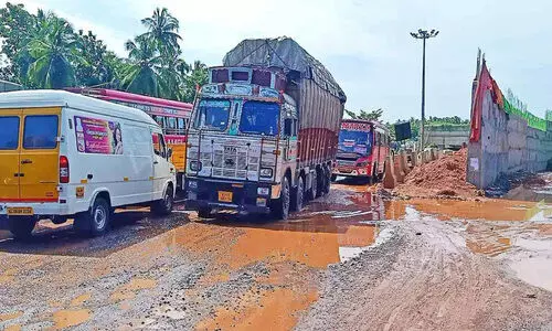 കുഴി, പൊടി, വെള്ളക്കെട്ട്   യാത്രാദുരിതം മാറാതെ ദേശീയപാത