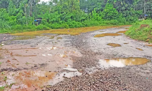 ബാലുശ്ശേരി ഗവ. കോളജ് റോഡ് തകർന്ന നിലയിൽ