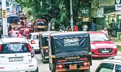 റെയിൽവേ ഗേറ്റിലെ കുഴിയിൽ വീണ് മിനിലോറി തകരാറിലായി