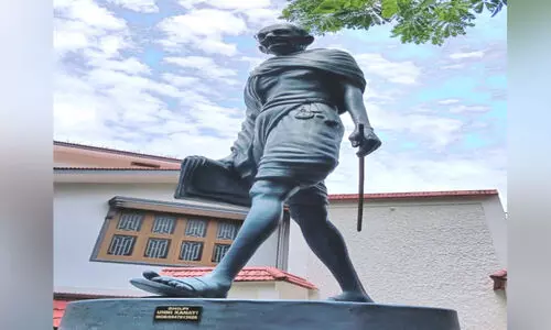 ഗാന്ധിപ്രതിമയിൽ വടി വെച്ചുകൊടുത്തതാര്?