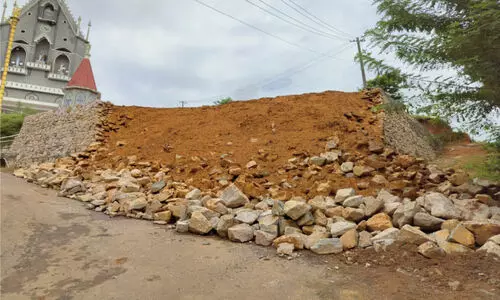 കനത്ത മഴയിൽ പള്ളിയുടെ കരിങ്കൽ മതിലിടിഞ്ഞു