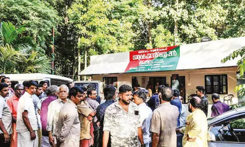 ഗൃഹനാഥന്റെ മരണം: വനം വകുപ്പ് ഓഫിസിന്​ മുന്നിൽ മൃതദേഹവുമായി പ്രതിഷേധം