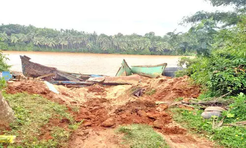 എട്ട് അനധികൃത കടവുകളും ആറ് തോണികളും തകർത്തു