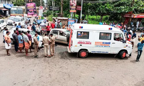 ഓമല്ലൂരിൽ ആംബുലൻസും ബസും​ ഉൾപ്പെടെ നാല്​ വാഹനങ്ങൾ കൂട്ടിയിടിച്ചു