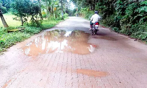 നാട്ടുകാർക്ക് ദുരിതമായി ടൈൽ വിരിക്കൽ നാട്ടുകാർക്ക് ദുരിതമായി ടൈൽ വിരിക്കൽ