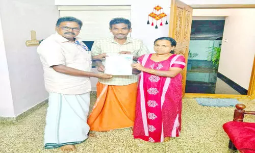 രാ​ത്രി ത​ഹ​സി​ൽ​ദാ​ർ വീ​ട്ടി​​ലെ​ത്തി​ച്ച പ​ട്ട​യം പി​റ്റേ​ന്ന്​ തി​രി​ച്ചു​വാ​ങ്ങി