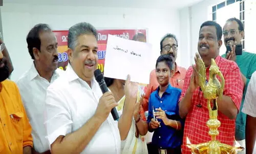 മന്ത്രി മനസ്സിൽ കരുതിയത് നിജോമോൻ പേപ്പറിലെഴുതിക്കാട്ടി, സദസിന്റെ കൈയടി നേടി എട്ടാം ക്ലാസ് വിദ്യാർഥി