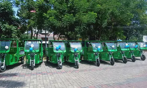 കൊച്ചിയിൽ മാലിന്യം ശേഖരിക്കാൻ ഓടിയെത്തി ഇ കാർട്ടുകൾ