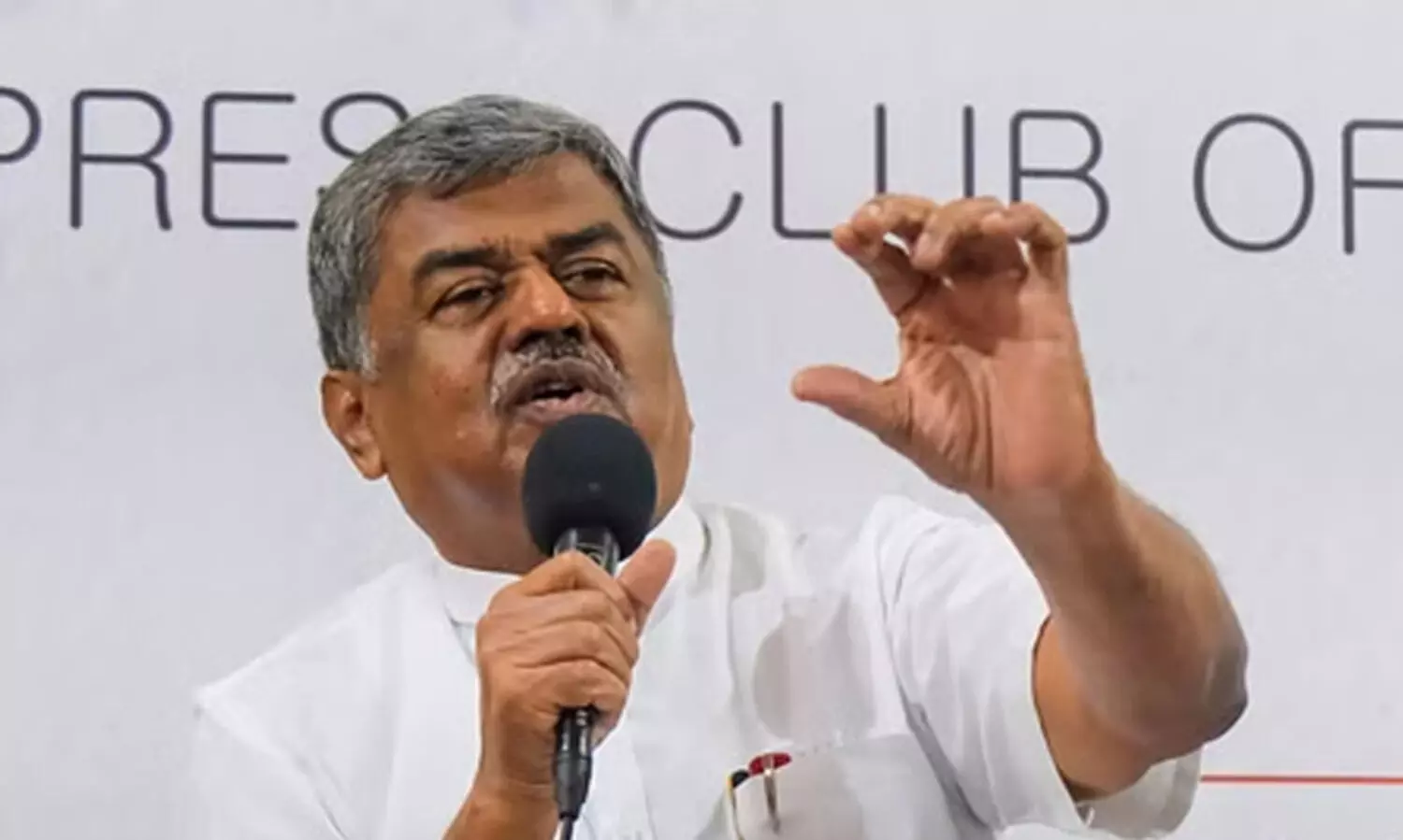 പൊതുവേദിയിൽ സിദ്ധരാമയ്യക്കെതിരെ വിമർശനം; ബി.കെ ഹരിപ്രസാദിന് കാരണം കാണിക്കൽ നോട്ടീസ്