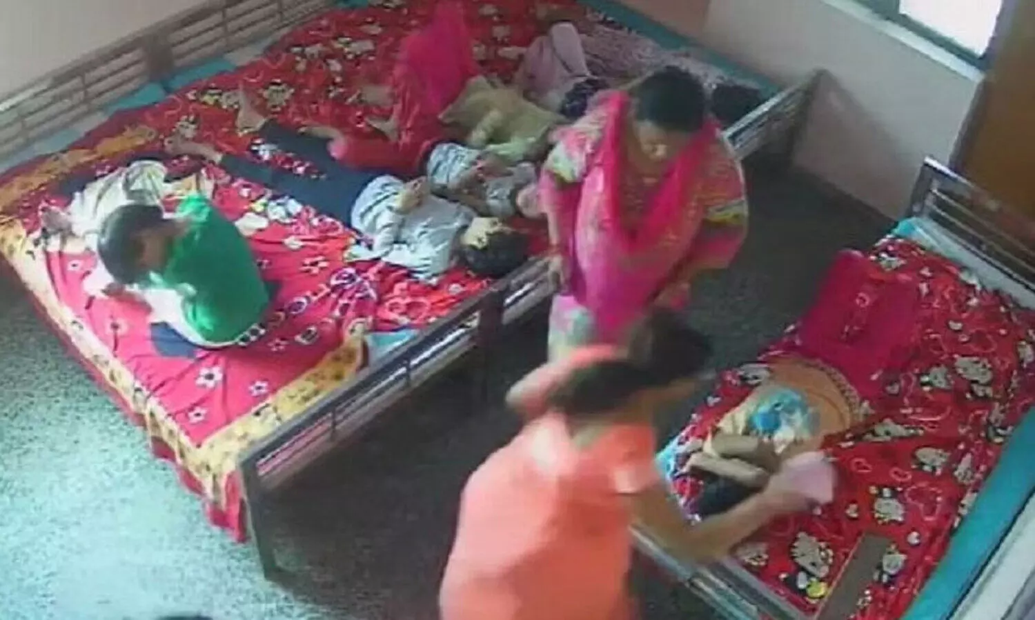 കുട്ടികളുടെ സംര‍ക്ഷണകേന്ദ്രത്തിൽ പ്രായപൂർത്തിയാകാത്ത പെൺകുട്ടിയെ ചെരുപ്പ് കൊണ്ട് തല്ലിയ ഉദ്യോഗസ്ഥക്ക് സസ്പെൻഷൻ