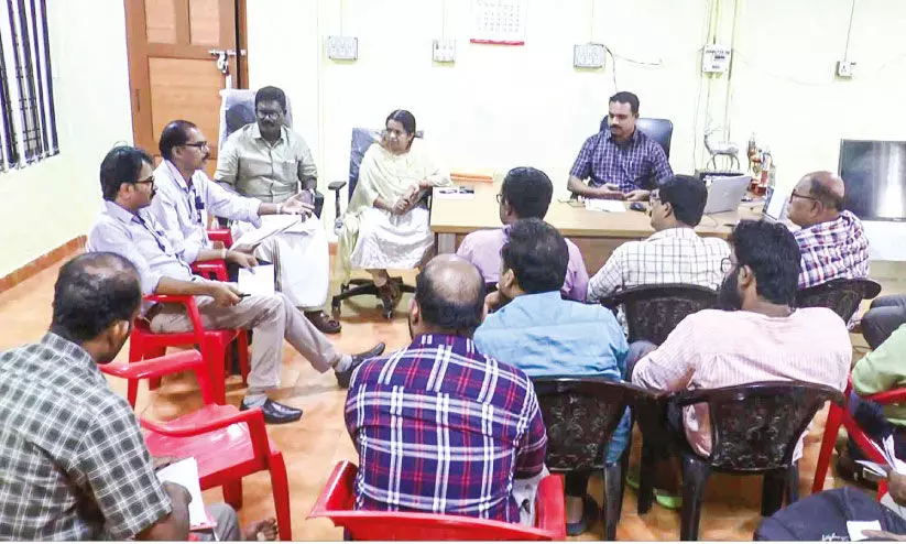 പൊന്നാനി കർമ റോഡരികിലെ കൈയേറ്റം; നടപടിക്കൊരുങ്ങി റവന്യൂ വകുപ്പ് പൊന്നാനി കർമ റോഡരികിലെ കൈയേറ്റം; നടപടിക്കൊരുങ്ങി റവന്യൂ വകുപ്പ്