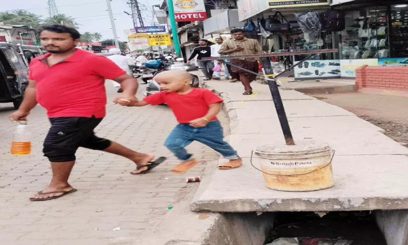പൂനൂർ ടൗണിൽ ഓവുചാലിന് മൂടിയില്ല; നടപ്പാതയിൽ ചതിക്കുഴി പൂനൂർ ടൗണിൽ ഓവുചാലിന് മൂടിയില്ല; നടപ്പാതയിൽ ചതിക്കുഴി