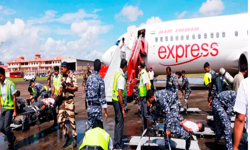 ‘ആൽഫ എയർലൈന്’ തീപിടിച്ചു; വിമാനത്താവളത്തിൽ രക്ഷാദൗത്യം ‘ആൽഫ എയർലൈന്’ തീപിടിച്ചു; വിമാനത്താവളത്തിൽ രക്ഷാദൗത്യം