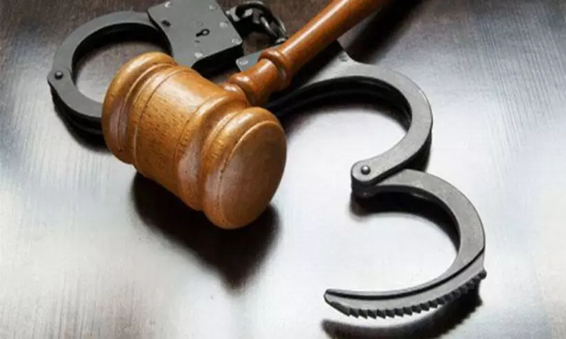 ബ്യൂട്ടി പാർലർ ഉടമയെ ലഹരിമരുന്ന് കേസിൽ കുടുക്കിയ സംഭവം: ബന്ധുവായ സ്ത്രീ മുൻകൂർ ജാമ്യഹരജി നൽകി ബ്യൂട്ടി പാർലർ ഉടമയെ ലഹരിമരുന്ന് കേസിൽ കുടുക്കിയ സംഭവം: ബന്ധുവായ സ്ത്രീ മുൻകൂർ ജാമ്യഹരജി നൽകി