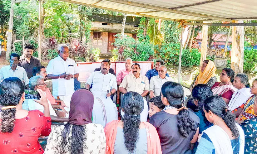 ഒഴിപ്പിക്കൽ നീക്കം; പര്യത്ത് കോളനി നിവാസികൾ സമരം തുടങ്ങി