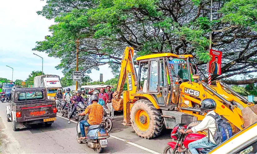 മണ്ണുമാന്തി യന്ത്രം തകരാറിലായി, ദേശീയ പാതയിൽ വാഹനങ്ങള്‍ കുരുങ്ങി