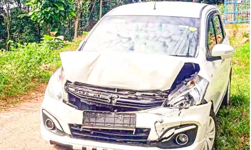 അപകടമുണ്ടാക്കി നിർത്താതെപോയ കാർ ഉപേക്ഷിച്ചനിലയിൽ